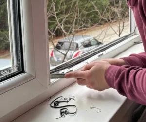 odstranenie a vymena stareho tesnenia na plastovych oknach