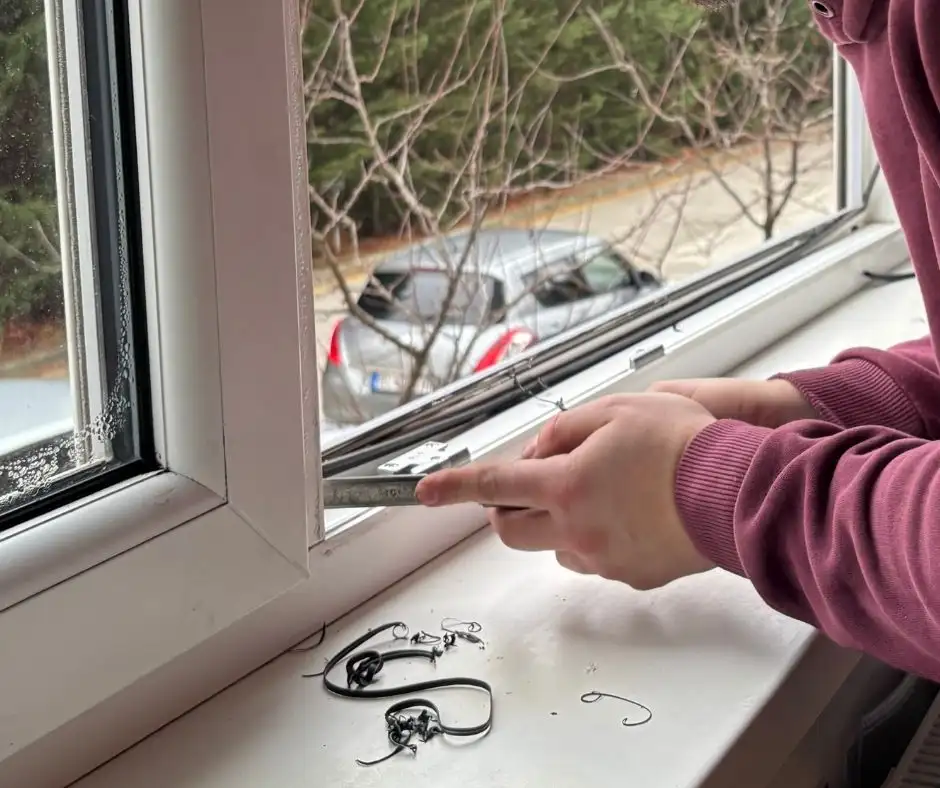 odstranenie a vymena stareho tesnenia na plastovych oknach